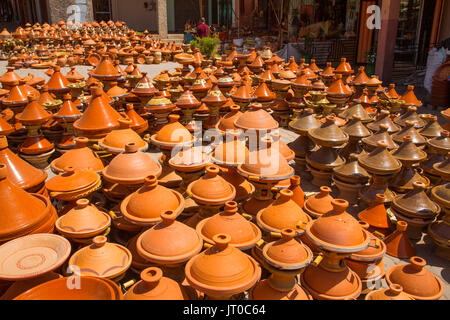 Tajine, tradizionale pentola di creta utilizzando per preparare verdure con  carne (tajine). Il Marocco Foto stock - Alamy