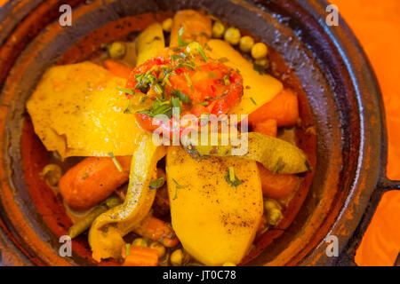 Tradizionale piatto marocchino, tajine con verdure in un ristorante, Ouarzazate. Il Marocco, Maghreb Nord Africa Foto Stock