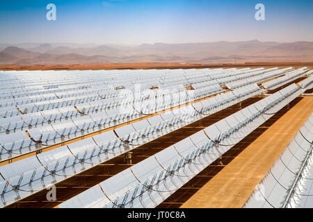 Energia solare termica Energia sostenibile, Noor Ouarzazate concentrata di energia solare complesso di stazione. Il Marocco, Maghreb Nord Africa Foto Stock