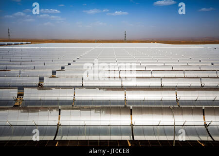 Energia solare termica Energia sostenibile, Noor Ouarzazate concentrata di energia solare complesso di stazione. Il Marocco, Maghreb Nord Africa Foto Stock