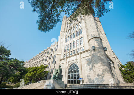 SEOUL, Corea del Sud - 19 Marzo: Kyung Hee University in Seoul,famosa Università di Corea.Foto scattata marzo 19,2015 a Seul, in Corea del Sud. Foto Stock