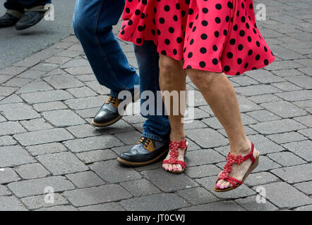 Un giovane jiving in strada Foto Stock