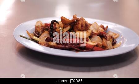 Autentico locale preferito piccante Stir Fry Thai Cashew Nut Chicken Food su un piatto Foto Stock