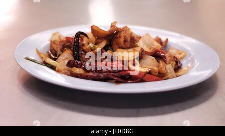 Autentico locale preferito piccante Stir Fry Thai Cashew Nut Chicken Food su un piatto Foto Stock