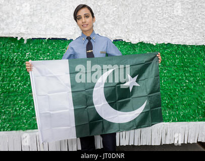 Un pakistano American Girl chi è traning presso l'Accademia di polizia di essere a New York City poliziotta. Al Pakistan parata del giorno a Manhattan NYC. Cooperazione di polizia Foto Stock