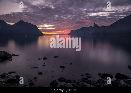 Esposizione a lungo Sunset over Medfjord, fiordo di mare interno isola Senja oltre il circolo polare con il famoso Segla montagna vicino a Tromso ( Tromsø ), Norvegia Foto Stock