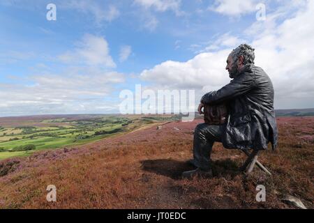 L'uomo seduto, a 3 metri di scultura di Sean Henry, a Castleton Rigg, vicino Westerdale nel North York Moors National Park. Foto Stock