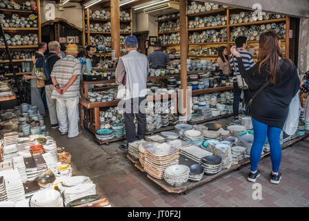 Negozio di ceramiche a Kappabashi-dori, conosciuto come Kappabashi o Kitchen Town, Tokyo, Giappone Foto Stock