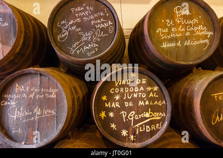 El Pimpi Bar, Ristorante, botti da vino, Malaga, Costa del Sol. Andalusia, Spagna del Sud Europa Foto Stock