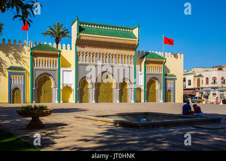 Dar El Makhzen Royal Palace da Place des Alaouites con porte in ottone, moderna città di Fez, Fes el Bali. Il Marocco, Maghreb Nord Africa Foto Stock