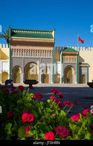 Dar El Makhzen Royal Palace da Place des Alaouites con porte in ottone, moderna città di Fez, Fes el Bali. Il Marocco, Maghreb Nord Africa Foto Stock