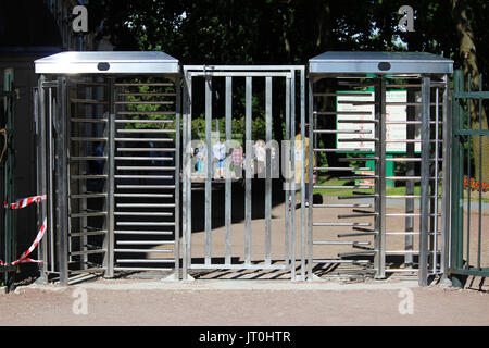 Tornello a tutta altezza elettromeccanico del rotore è installato all'entrata del parco di Gatchina per controllare e limitare la corsa di biciclette Foto Stock