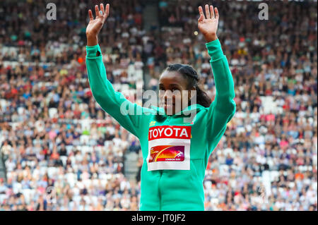 Londra, 2017 agosto 06. La Almaz l'Ayana dell Etiopia, medaglia d'oro nel femminile 10.000m sul podio il giorno tre della IAAF London 2017 Campionati del mondo presso il London Stadium. © Paul Davey. Foto Stock