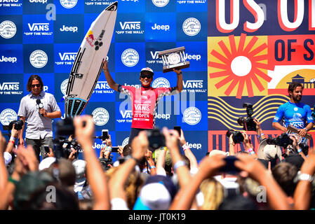 Huntington Beach, Stati Uniti d'America. 06 Agosto, 2017. Kanoa Igarashi (USA) montacarichi il trofeo come ha incoronato il 2017 FURGONI US Open di surf nella sua città natale di Huntington Beach, CA. Credito: Benjamin Ginsberg/Alamy Live News. Foto Stock