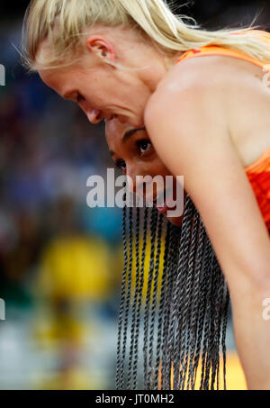 Londra, Gran Bretagna. Il 6 agosto, 2017. Nafissatou Thiam del Belgio festeggia con Anouk Vetter(top) dei Paesi Bassi dopo aver vinto per donna Eptathlon il giorno 3 del 2017 IAAF Campionati del Mondo a Londra allo stadio di Londra, Gran Bretagna, su il 6 agosto 2017. Credito: Wang Lili/Xinhua/Alamy Live News Foto Stock