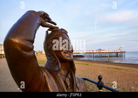 Herne Bay, Kent, Regno Unito. 7 agosto 2017: Regno Unito meteo. La statua in bronzo di artista Stephen Melton in memoria di Amy Johnson che scomparso il Herne Bay costa nel gennaio 1941 guarda verso alba con il molo dietro a Herne Bay Seafront. Il bagnato estate è impostata per continuare per i prossimi giorni. Credito: Alan Payton/Alamy Live News Foto Stock