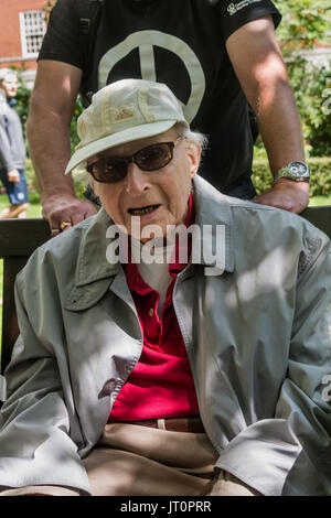 Londra, Regno Unito. Il 6 agosto, 2017. Londra, Regno Unito. Il 6 agosto 2017. Walter Wolfgang, Vice Presidente del CND e un profugo dalla Germania di Hitler al London CND cerimonia in memoria delle vittime del passato e del presente sul 72º anniversario della caduta della bomba atomica su Hiroshima e la seconda bomba atomica è sceso su Nagasaki tre giorni più tardi. Dopo un certo numero di interventi e di prestazioni vi era un minuto di silenzio durante il quale il vice sindaco di Camden e altri di cui fiori intorno a commemorative ciliegio. Peter Marshall credito ImagesLive: Peter Marshall / ImagesLive/ZUMA filo/Alamy Live News Foto Stock