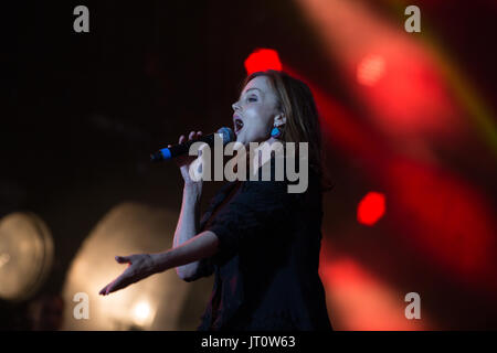 A Siddington, Cheshire, Regno Unito. Il 6 agosto, 2017. Belinda Carlise suona dal vivo a nord di riavvolgimento Festival presso Capesthorne Hall vicino a Macclesfield. Credito: Simon Newbury/Alamy Live News Foto Stock