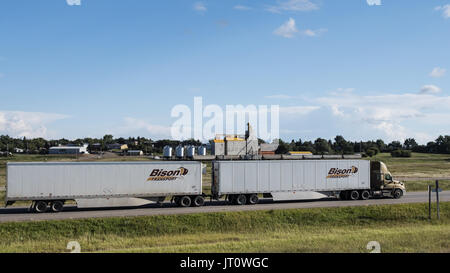 Gull Lago, Saskatchewan, Canada. 26 Ago, 2016. Un long-haul autocarro di trasporto appartenenti al trasporto di bisonte viaggia lungo l'Autostrada Trans-Canada al Lago di gabbiano, Saskatchewan. La società è basata in Winnepeg Manitoba. Credito: Bayne Stanley/ZUMA filo/Alamy Live News Foto Stock