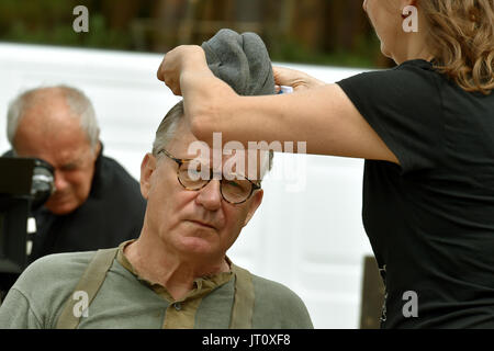 L'attore svedese Stellan Skarsgard assiste ad una ripresa della Nabarvene ptace (l'Uccello dipinto), il Czech-Polish-Slovak-Ukrainian filmato su un prato vicino Cernosin, Repubblica Ceca, il 6 agosto 2017. (CTK foto/Slavomir Kubes) Foto Stock