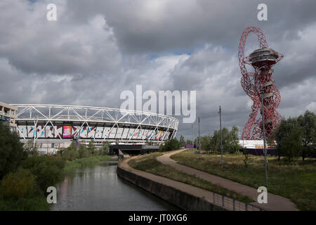 Londra, Grossbritannien. 03 Ago, 2017. Das Olympiastadion a Londra mit dem ArcelorMittal orbita, Aussichtsturm, Uebersicht, Olympiapark, Allgemein, funzione Randmotiv, am 03.08.2017 Leichtathletik Weltmeisterschaft 2017 a Londra/ Grossbritannien vom 04.08. - 13.08.2017. | Verwendung weltweit Credito: dpa/Alamy Live News Foto Stock