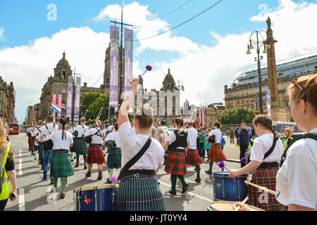 George Square, Glasgow, Scotland, Regno Unito. Il 7 agosto, 2017 Piping Live! - Il Glasgow International Festival di tubazioni ha iniziato oggi a un giorno di molto pesanti rovesci. Il piping Live! Big Band (visto qui) compreso locale di pifferi e concorrenti internazionali sfilavano attraverso il centro della città per raccogliere fondi per il Glasgow ospedale per bambini di carità. Bande di cornamuse provenienti da tutto il mondo saranno in esecuzione e concorrenti a settimana sacchetto lungo festival della tubazione a monte del mondo Pipe Band Championships anche tenuto a Glasgow l'undicesimo e il dodicesimo mese di agosto Credito: Kay Roxby/Alamy Live News Foto Stock