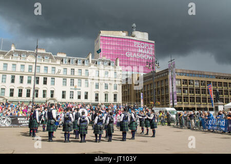 George Square, Glasgow, Scotland, Regno Unito - 7 agosto 20017: il piping Live! - Il Glasgow International Festival di tubazioni ha iniziato oggi a un giorno di molto pesanti rovesci. Bande di cornamuse provenienti da tutto il mondo saranno in esecuzione e concorrenti a settimana sacchetto lungo festival della tubazione a monte del mondo Pipe Band Championships anche tenuto a Glasgow l'undicesimo e il dodicesimo mese di agosto Foto Stock