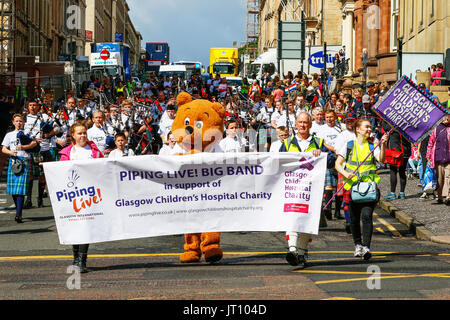 Glasgow, Scotland, Regno Unito. Il 7 agosto, 2017. "Tubazioni Live", Glasgow's XIV International Festival di tubazioni, pensato per essere il più grande e più prestigioso concorso Piiping nel mondo, ha iniziato con una marcia attraverso il centro della città tramite i rappresentanti di molte delle bande interessate a raccogliere fondi per Glasgow ospedale per bambini di carità. "Tubazioni Live' è programmato per attirare oltre 40.000 spettatori di guardare più di 150 eventi oltre 7 giorni e la prima fascia di eseguire in George Square è stata la scuola scozzese di Albury dall'Australia. Credito: Findlay/Alamy Live News Foto Stock