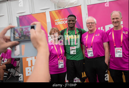 Londra, Grossbritannien. 03 Ago, 2017. Allgemein, funzione Randmotiv, Volontari lassen sich mit einem Sportler fotografieren, Omar MCLEOD (JAM), am 03.08.2017 Leichtathletik Weltmeisterschaft 2017 a Londra/ Grossbritannien vom 04.08. - 13.08.2017. | Verwendung weltweit Credito: dpa/Alamy Live News Foto Stock