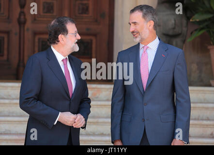 Spagna. 07 Ago, 2017. Palma de Mallorca, Spagna. August 7th, 2017. Spagna il re Felipe (R) e il Primo Ministro spagnolo Mariano Rajoy gesto prima della loro tradizionale incontro estivo a Marivent Palace a Palma, sull'isola spagnola di Maiorca. Zixia/Alamy news Foto Stock