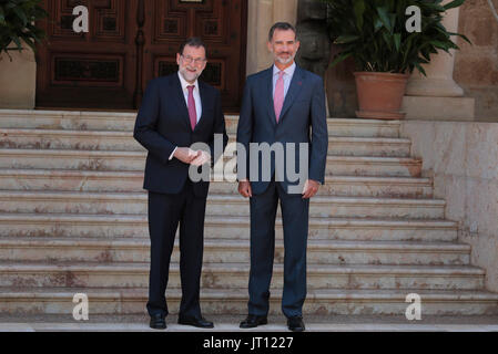 Spagna. 07 Ago, 2017. Palma de Mallorca, Spagna. August 7th, 2017. Spagna il re Felipe (R) e il Primo Ministro spagnolo Mariano Rajoy gesto prima della loro tradizionale incontro estivo a Marivent Palace a Palma, sull'isola spagnola di Maiorca. Zixia/Alamy news Foto Stock