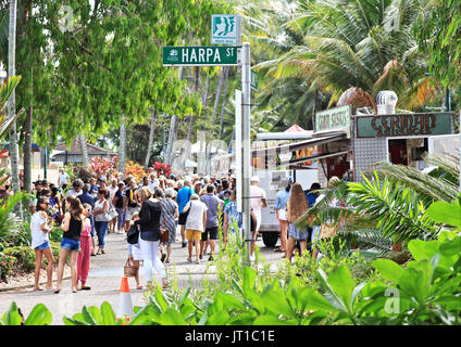 Il weekend street market è impostato una volta al mese, il 1° domenica, sulla spianata lungo il fronte spiaggia di Palm Cove via Cairns Queensland, Australia Foto Stock