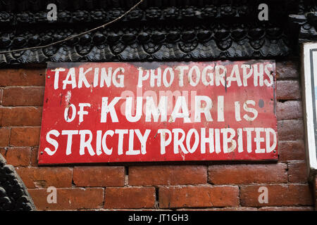 Cartello che vieta di scattare le foto della Kumari in Kumari Bahal tempio, Kathmandu. Foto Stock