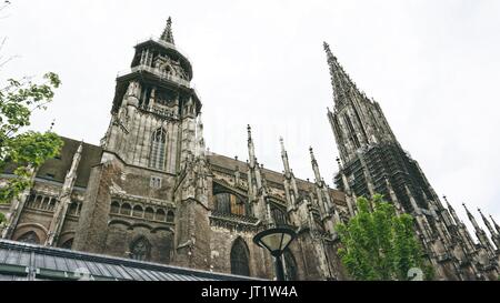 La vista laterale di Ulm Minster o Ulmer Münster a Ulm in Germania. Foto Stock