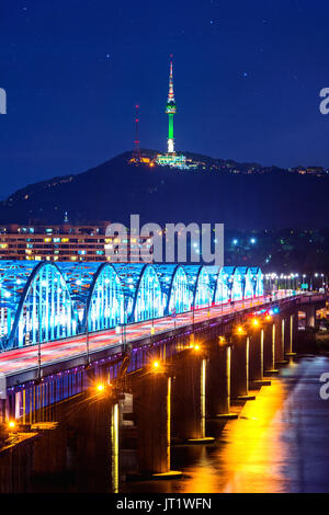 Vista del centro della città di paesaggio urbano di Dongjak Bridge e la torre di Seoul oltre il fiume Han a Seul, in Corea del Sud. Foto Stock