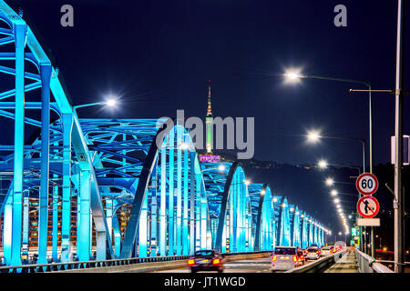 Vista del centro della città di traffico in corrispondenza di Dongjak Bridge e la torre di Seoul oltre il fiume Han a Seul, in Corea del Sud. Foto Stock