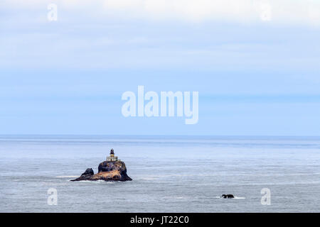 Il faro fuori la spiaggia, visto da di Clatsop Loop Trail in Ecola State Park, Oregon, Stati Uniti d'America Foto Stock