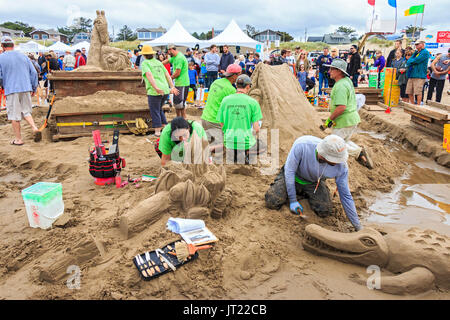 Sandcastle Contest lungo Cannon Beach in Oregon, USA. Le squadre competono per scolpire le scene elaborate di sabbia. Team vincente funziona su Safari di retromarcia Foto Stock