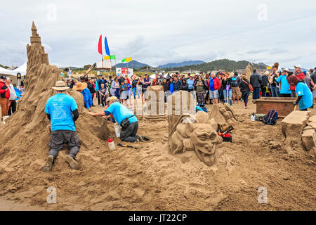 Sandcastle Contest lungo Cannon Beach in Oregon, USA. Le squadre competono per scolpire le scene elaborate di sabbia. Foto Stock