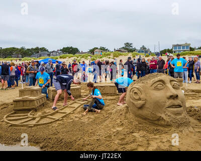 Sandcastle Contest lungo Cannon Beach in Oregon, USA. Le squadre competono per scolpire le scene elaborate di sabbia. Foto Stock