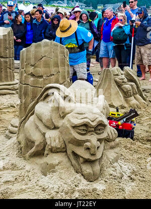 Sandcastle Contest lungo Cannon Beach in Oregon, USA. Le squadre competono per scolpire le scene elaborate di sabbia. Foto Stock