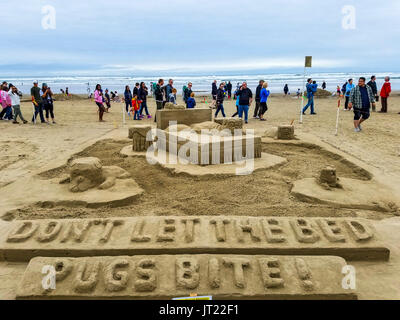 Sandcastle Contest lungo Cannon Beach in Oregon, USA. Le squadre competono per scolpire le scene elaborate di sabbia. Vincitore della grande divisione di gruppo Foto Stock