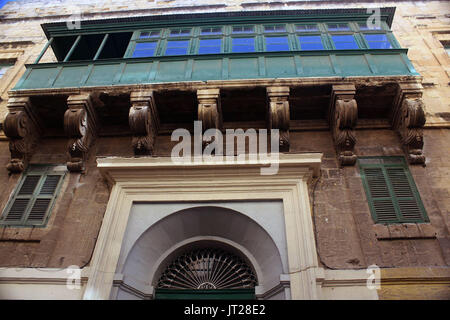 Stretto Street, Valletta, Malta: la più famosa/infamous street; alias la gut; pinnacle della vita notturna di Regno Unito e Stati Uniti d'America militari dal XIX - metà del XX secolo. Foto Stock