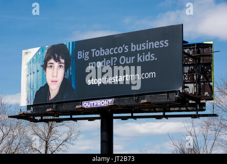 Oakdale, Minnesota. Anti-fumo segno. A causa dell'industria del tabacco l'utilizzo dei social media, coupon, concerto promozioni e altre tattiche destinate ai giovani Foto Stock