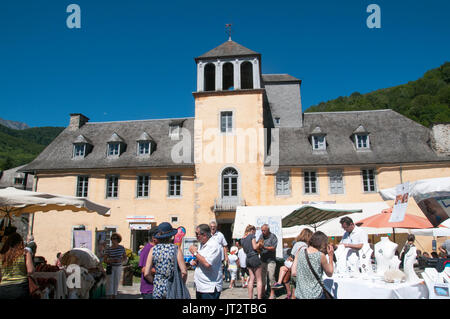 Mercato di domenica a Arreau, Hautes-Pyrénées, Francia. Foto Stock