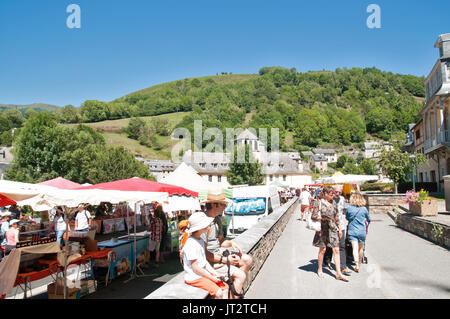 Mercato di domenica a Arreau, Hautes-Pyrénées, Francia. Foto Stock