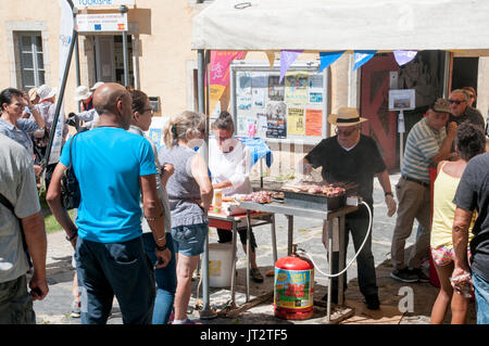 Mercato di domenica a Arreau, Hautes-Pyrénées, Francia. Foto Stock