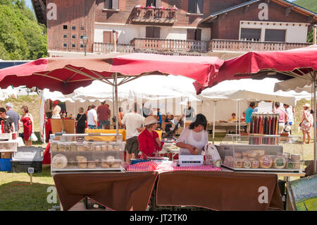 Mercato di domenica a Arreau, Hautes-Pyrénées, Francia. Foto Stock