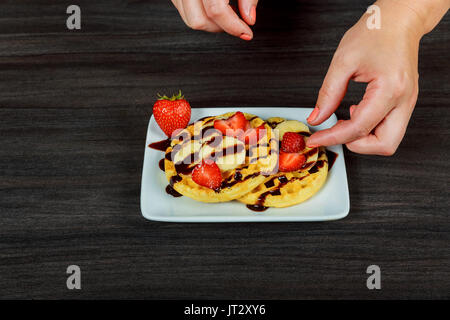 Wafer su di una piastra con fragole rubicondo croccante wafer su di una piastra di ardesia Foto Stock