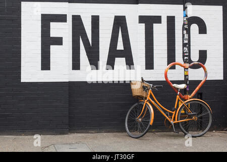 Noleggio incatenato ad un cuore al di fuori dell'edificio FNATIC in Londra Foto Stock